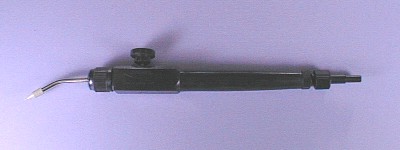 PEEK材質的噴嘴型真空吸筆(真空鑷子):可安全的吸住易碎的半導體小尺寸晶圓而不刮傷。與金屬鑷子相比較，不會造成對物體的刮傷。