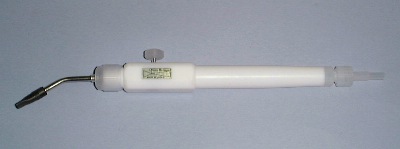 傳導性尼龍材質的狹長型吸頭真空吸筆(真空鑷子):ESD防靜電晶圓吸筆及300mm(12吋)用晶圓(晶片)處理工具亦供應中。可安全的吸住易碎的小尺寸物體而不刮傷, 對一極小物體提供足夠的吸力。Vacuum Pen